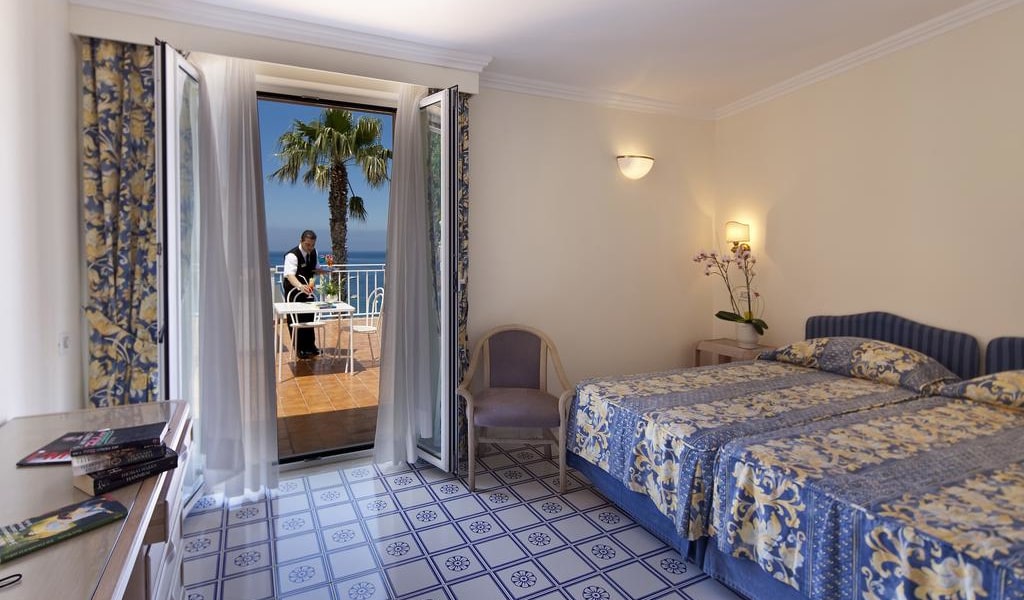 Double or Twin Room with Sea View 2-min
