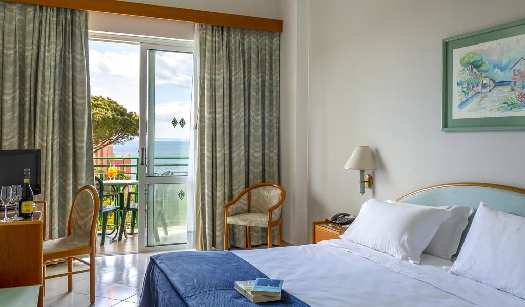 Double or Twin Room with Sea View 2-min