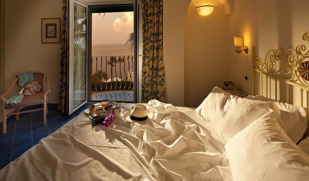 Double or Twin Room with Sea View 4-min
