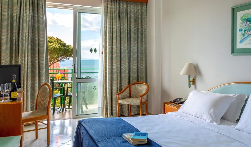 Double or Twin Room with Sea View 4-min