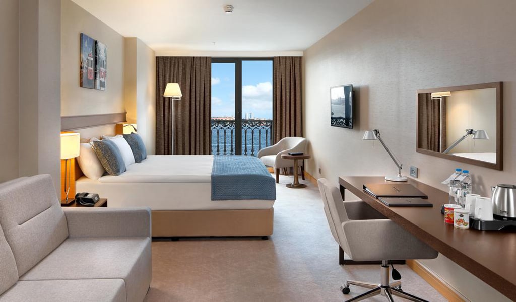 Deluxe Double Room with Partial Sea View 1-min