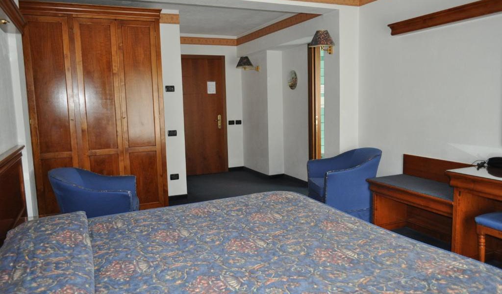 Double-or-Twin-Room-min