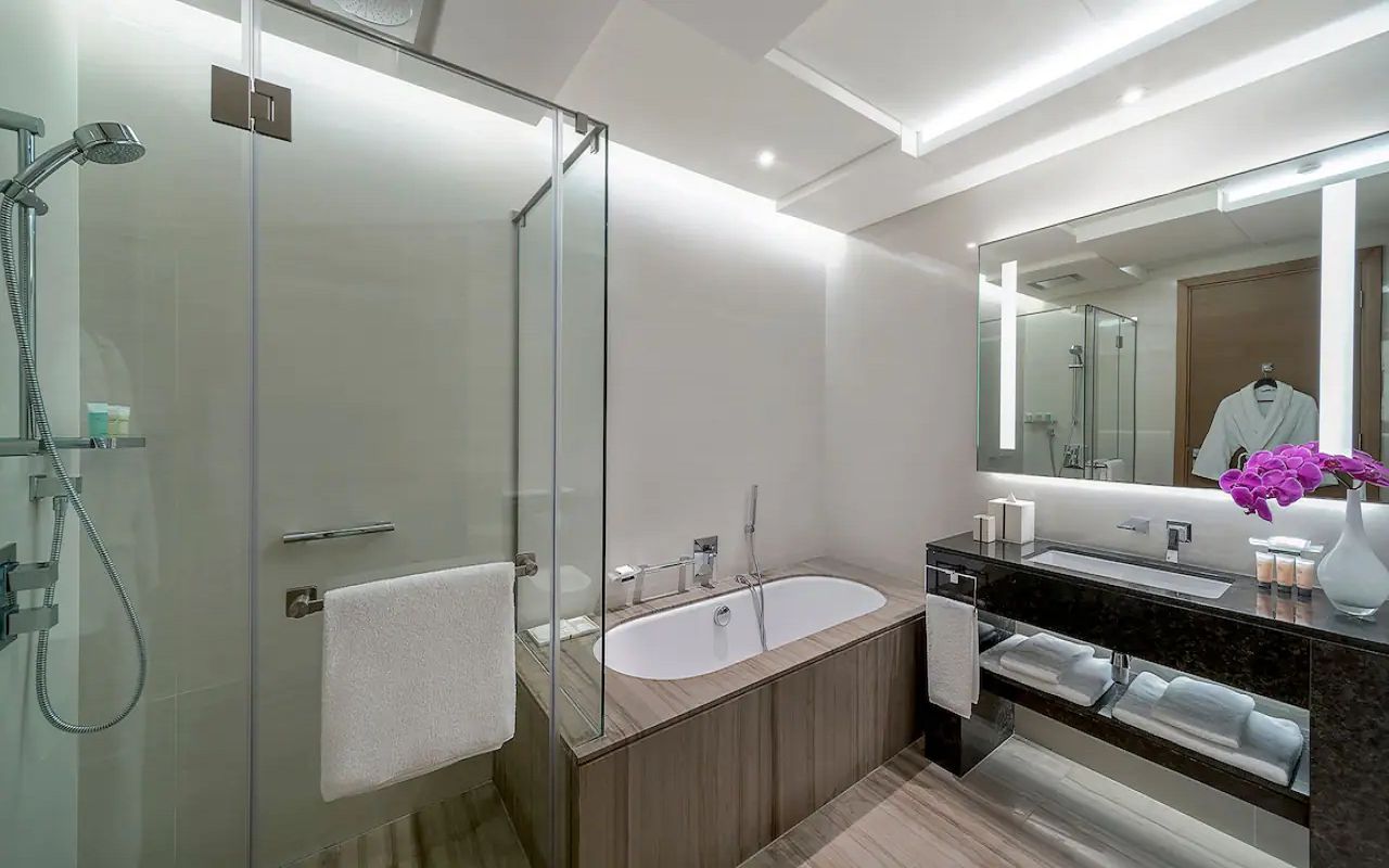 Hyatt-Regency-Dubai-Creek-Heights-P168-Standard-Bathroom.16x9