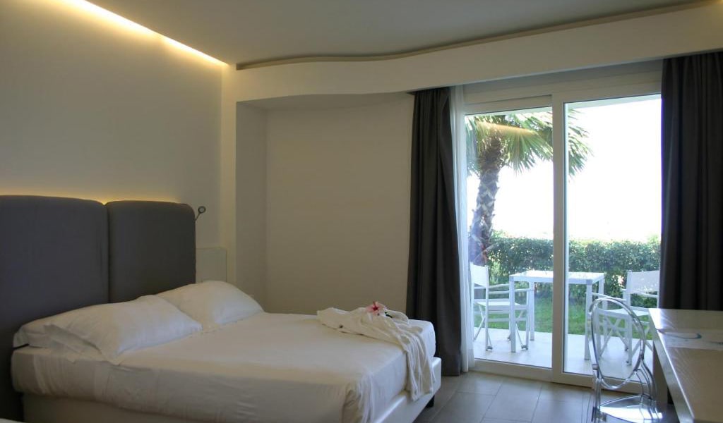 Superior-Double-or-Twin-Room-with-Sea-View-min