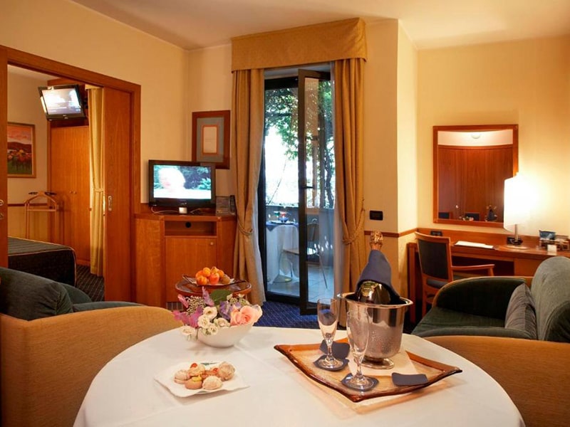 Junior-Suite-(2-Adults-+-2-Children)-min