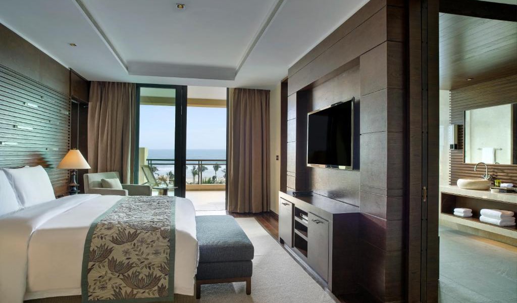 Clear-Water-Bay-Suite-with-Sea-View-min