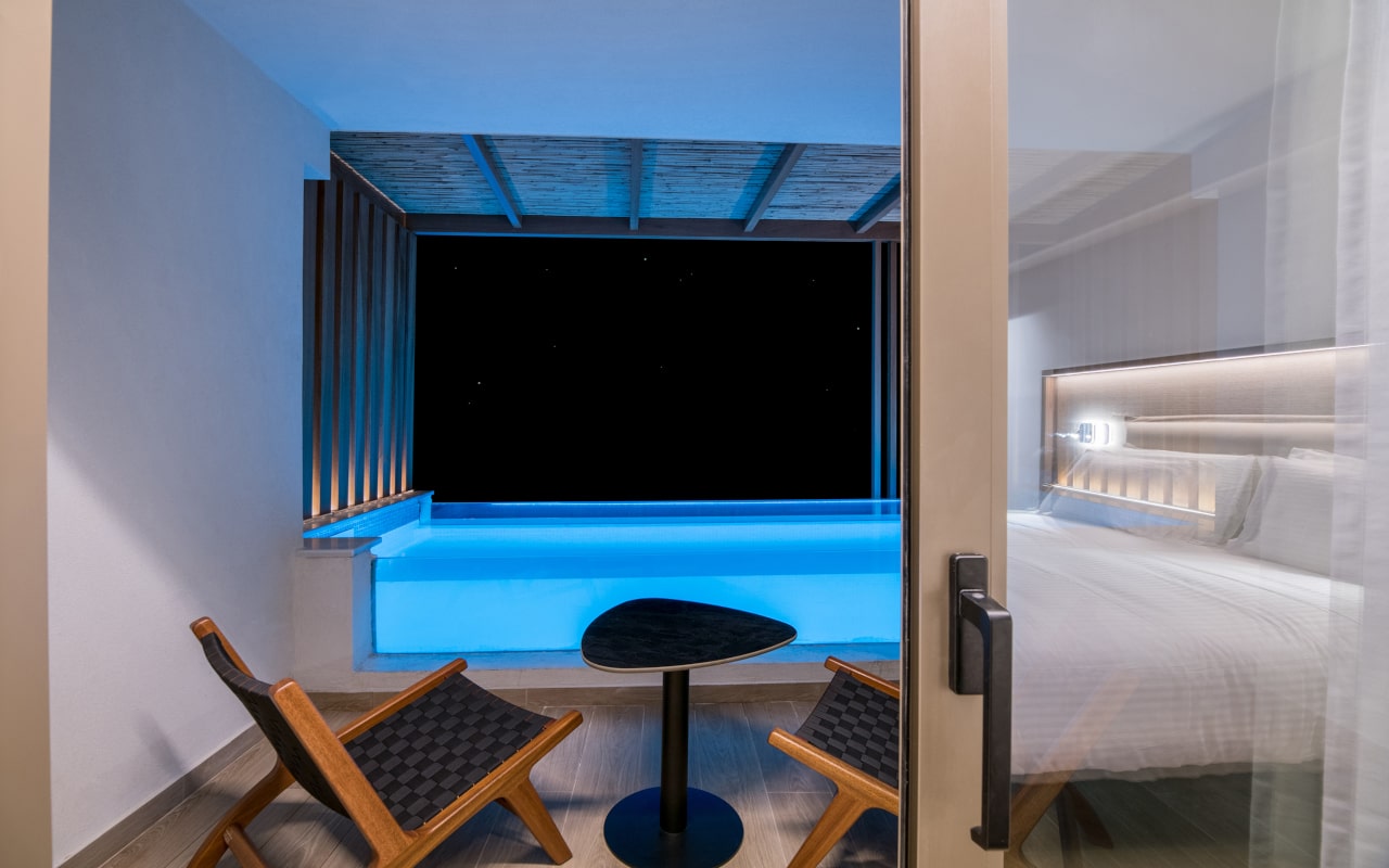 Dazzling Blue Plunge Pool (1)-min