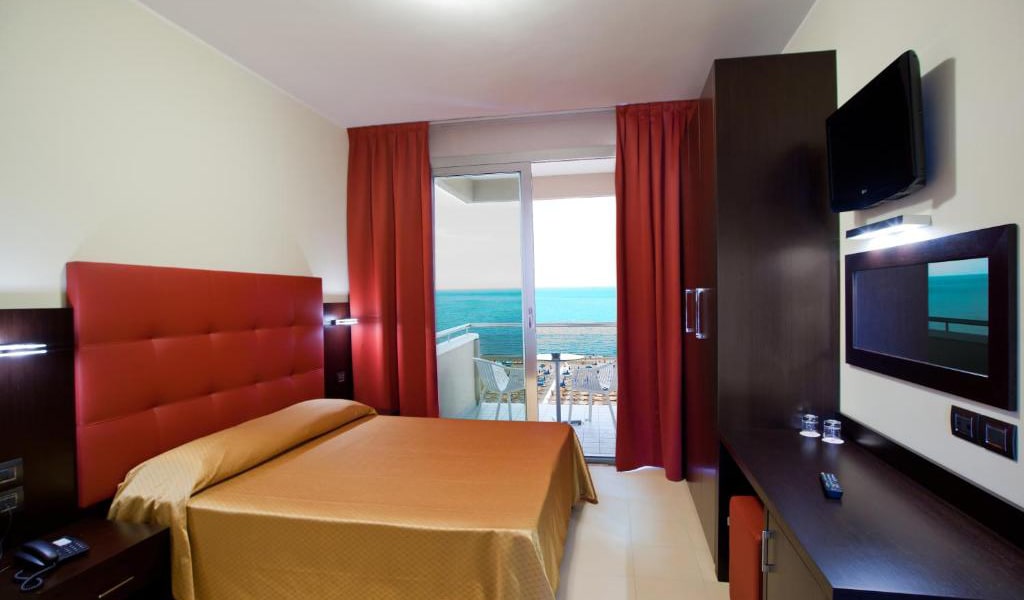 Deluxe-Double-or-Twin-Room-with-Sea-View-and-Spa-Access-2-min