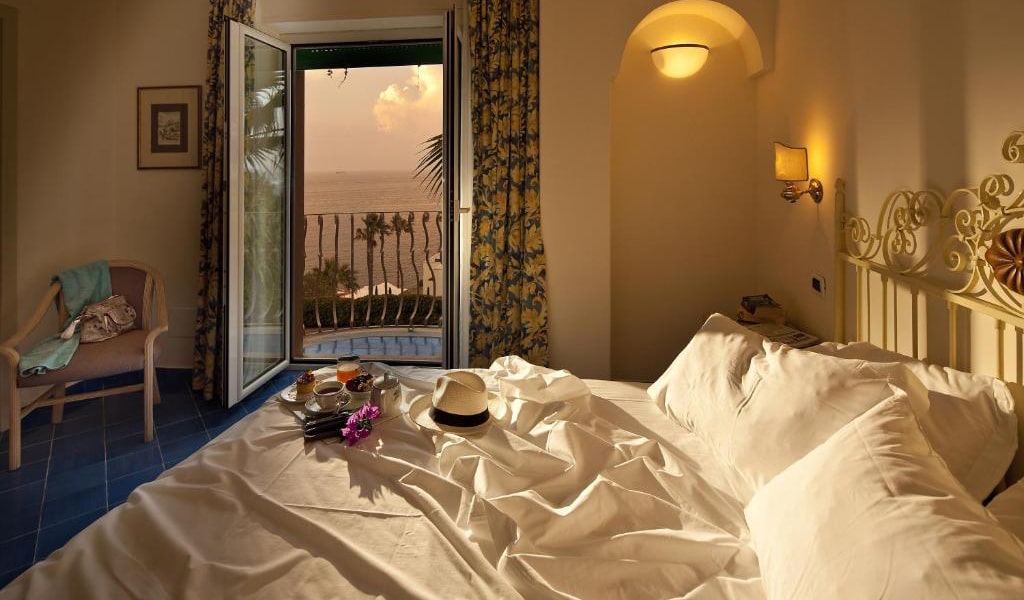 Double-or-Twin-Room-with-Sea-View4-min