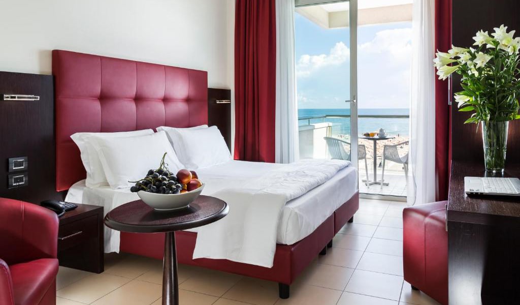 Superior-Double-Room-with-Sea-View-and-Spa-Access-2-min
