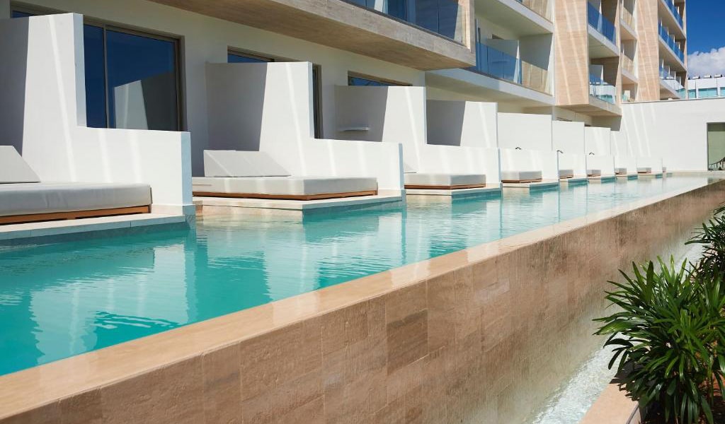 Swim-Up-Deluxe-Sea-View-Room-(Shared-Pool)-2-min