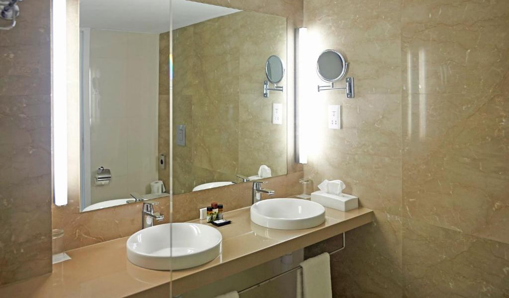 Swim-Up-Deluxe-Sea-View-Room-(Shared-Pool)-4-min