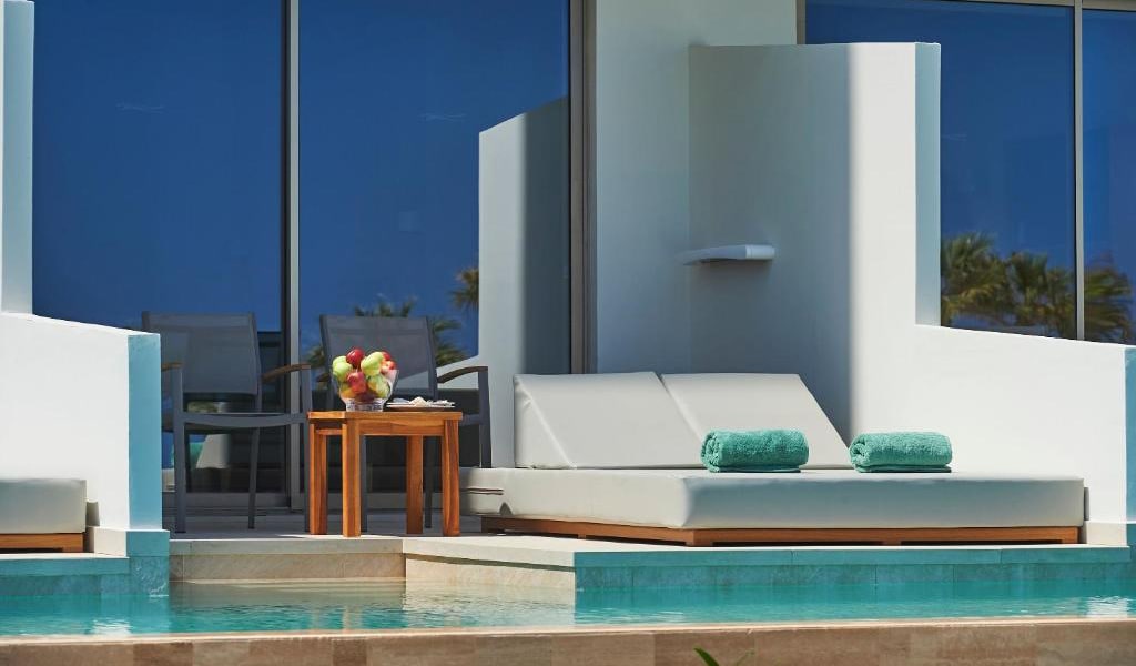 Swim-Up-Deluxe-Sea-View-Room-(Shared-Pool)-min