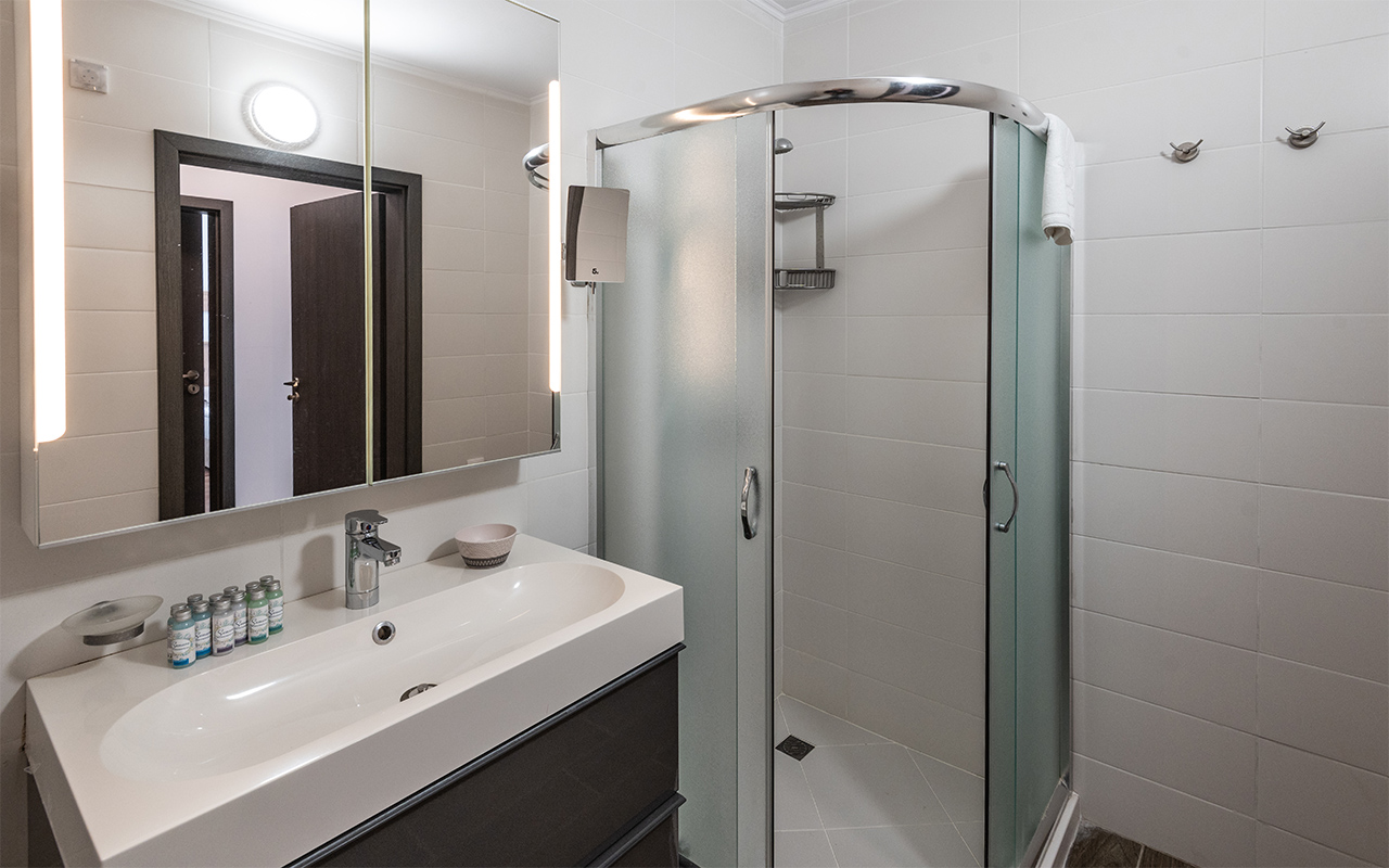 Apartment 2 Bedroom_0007_App_2_Bed_Bathroom