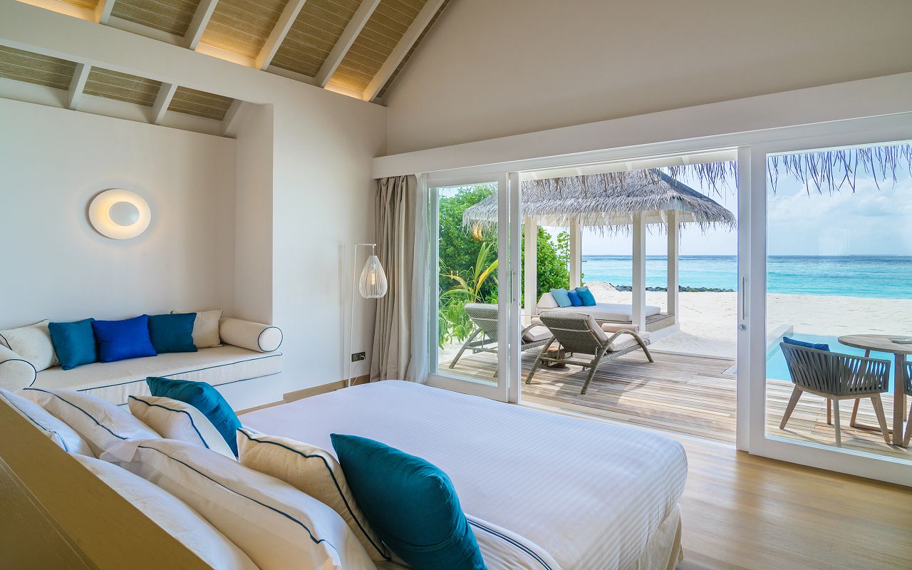 Baglioni_Resort_Maldives_Pool_Grand_Beach_Villa_Bedroom