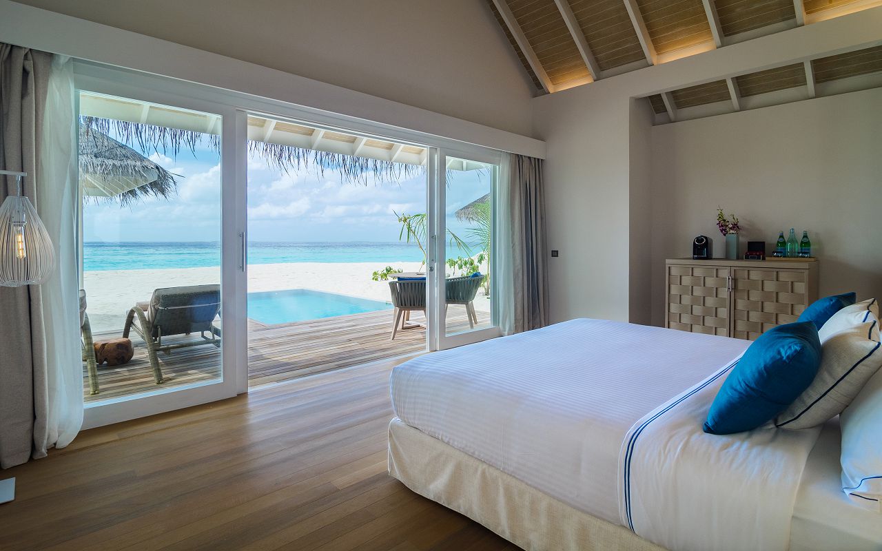 Baglioni_Resort_Maldives_Pool_Grand_Beach_Villa_Bedroom_02