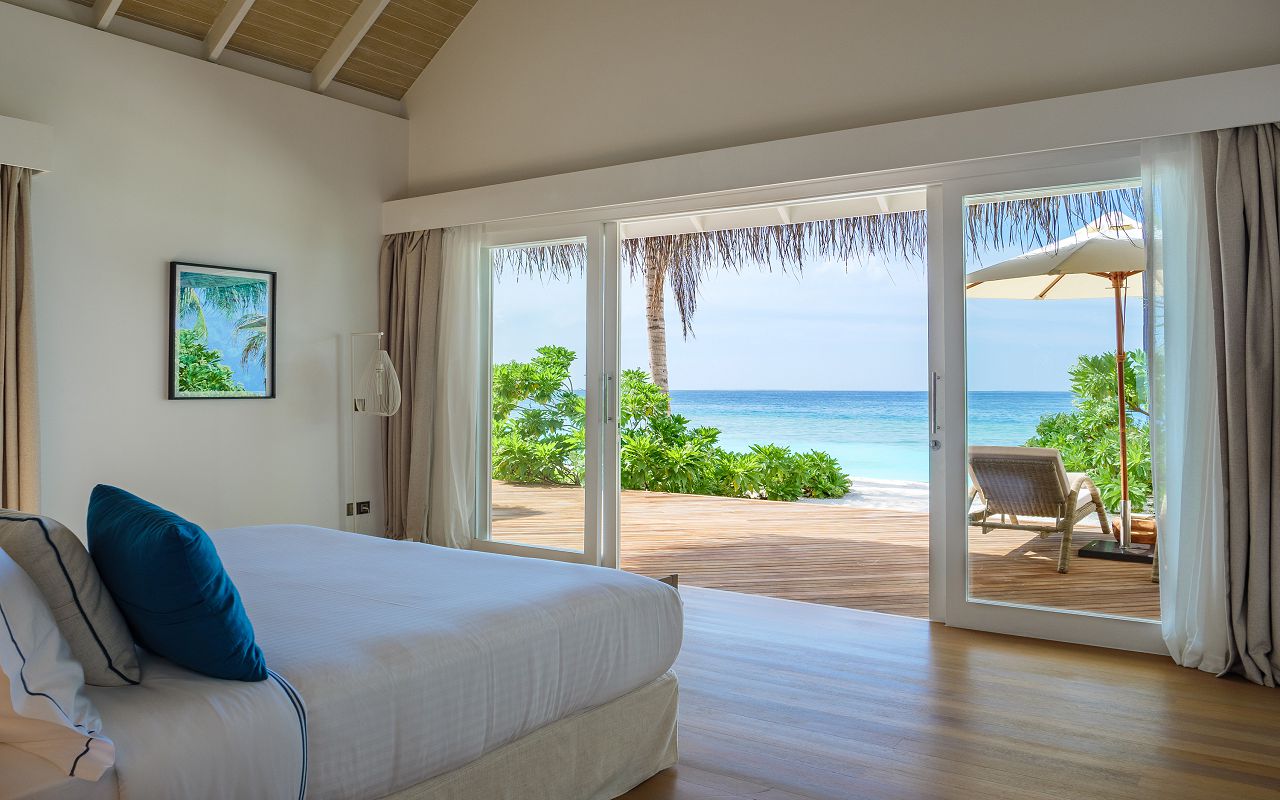 Baglioni_Resort_Maldives_Pool_Suite_Beach_Villa_bedroom_02
