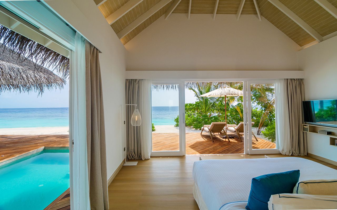 Baglioni_Resort_Maldives_Pool_Suite_Beach_Villa_bedroom_04