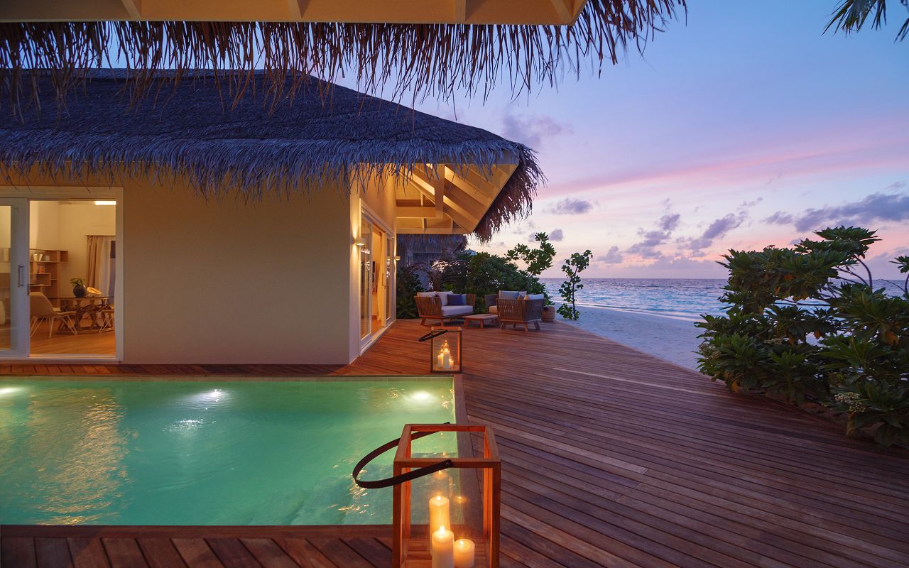 Baglioni_Resort_Maldives_Pool_Suite_Beach_Villa_external_sunset01