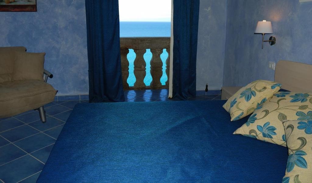 Triple Room with Sea View -min