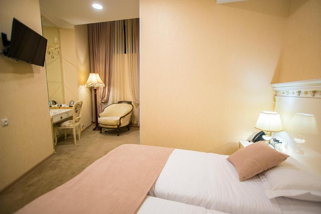 Large Twin Room 4