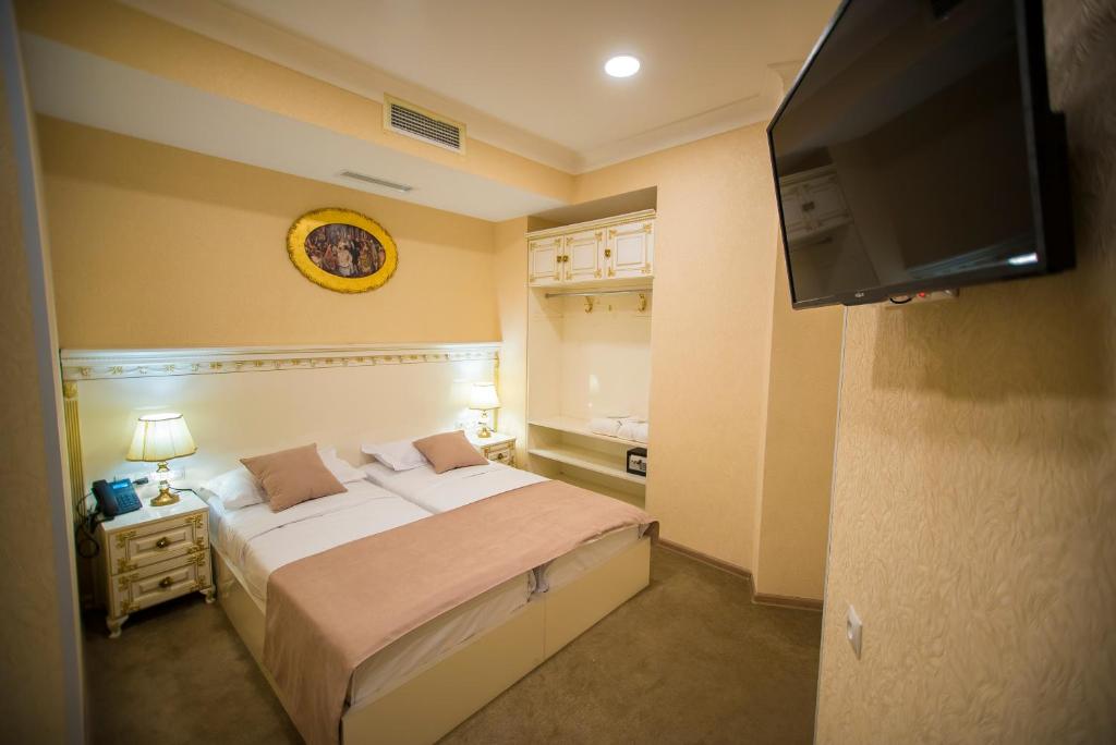 Large Twin Room 5