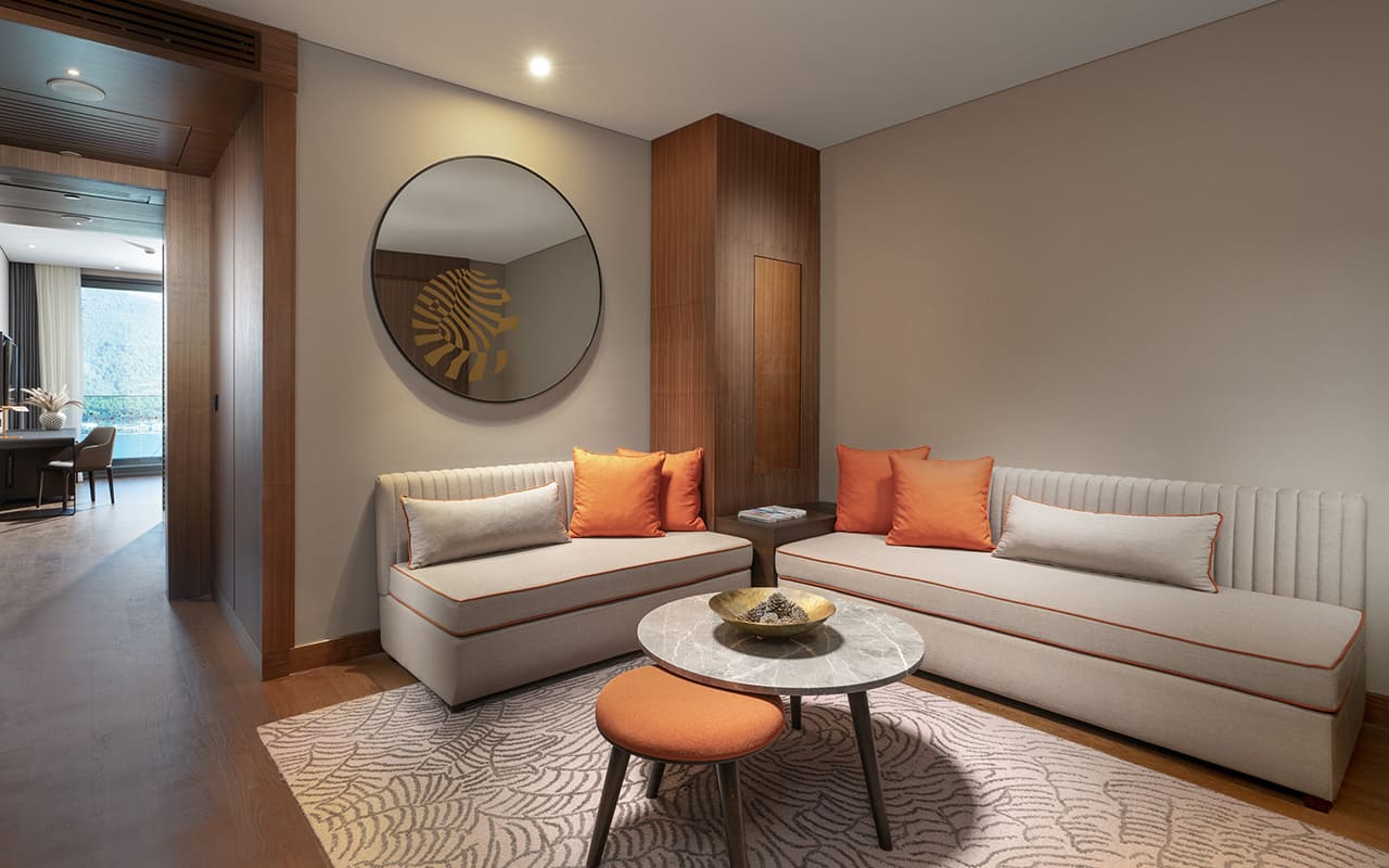 Lujo-Family Corner Suite - Living Room - 02