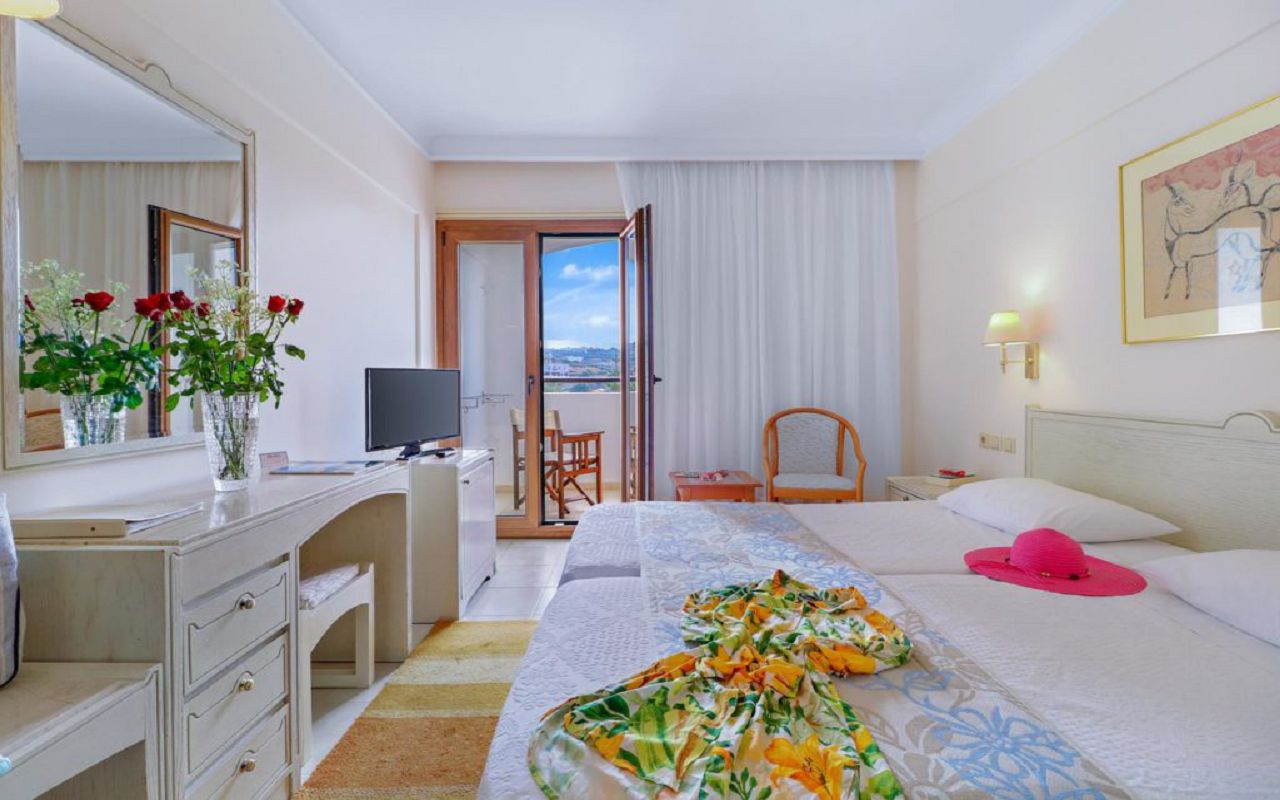 Creta-Star-Hotel-DOUBLE-ROOM-MOUNTAIN-VIEW-1024x683