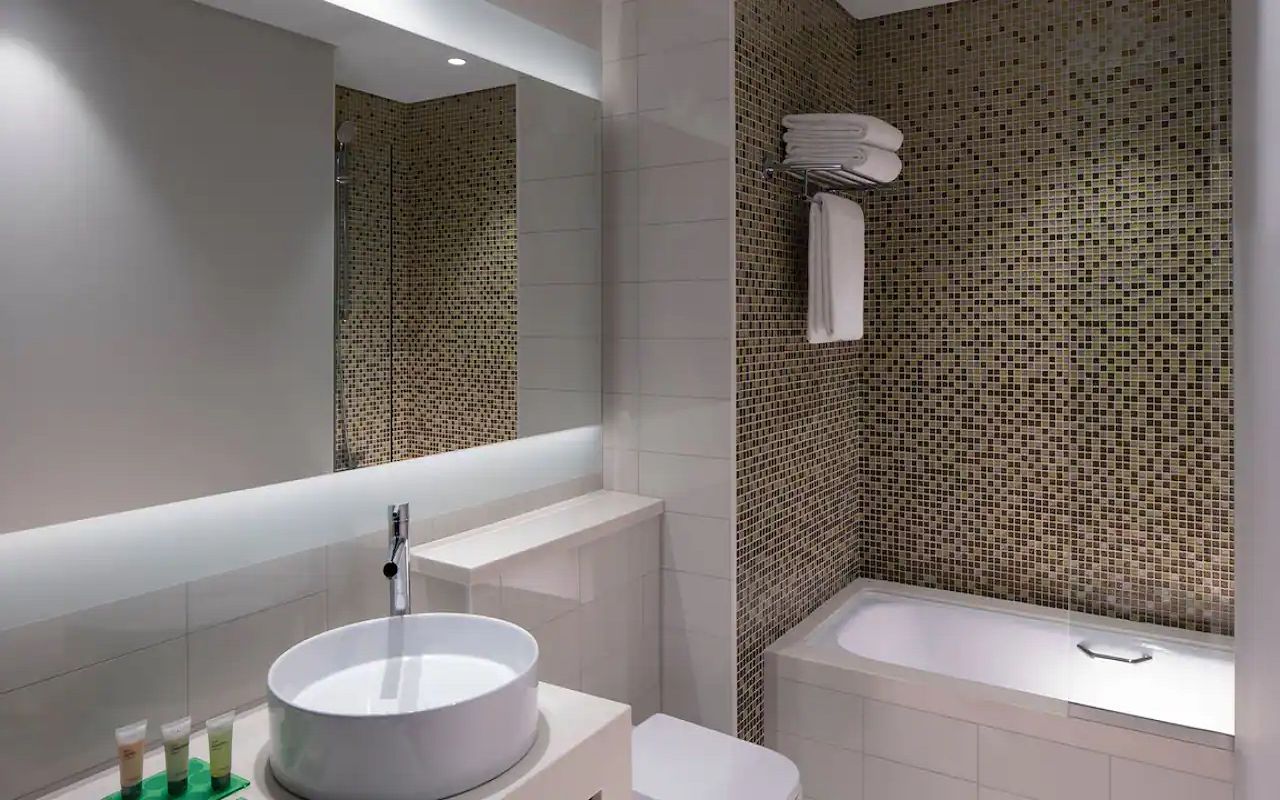 Hyatt-Place-Dubai-Jumeirah-P074-Bathroom-with-Bathtub.16x9