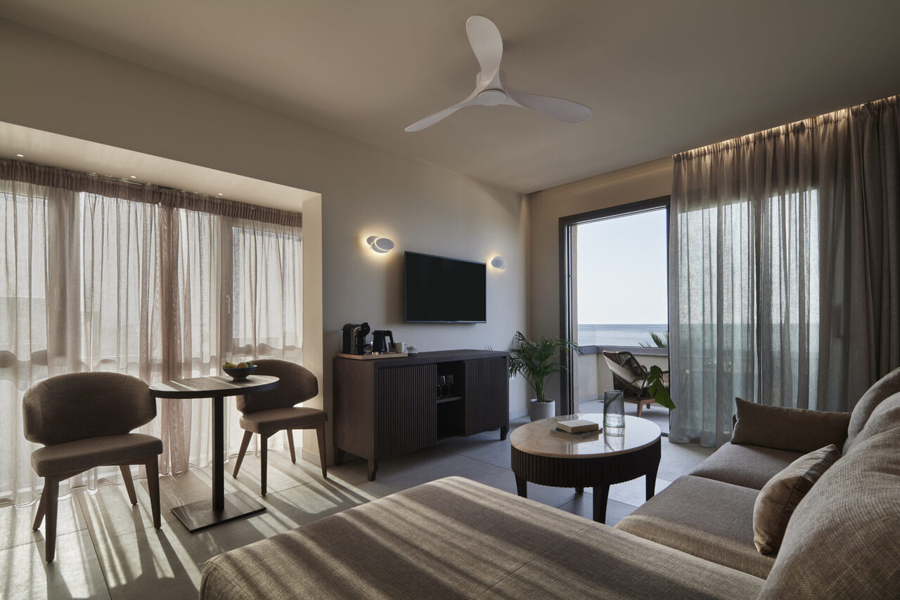 Executive Suite Sea Front with Jacuzzi (2)