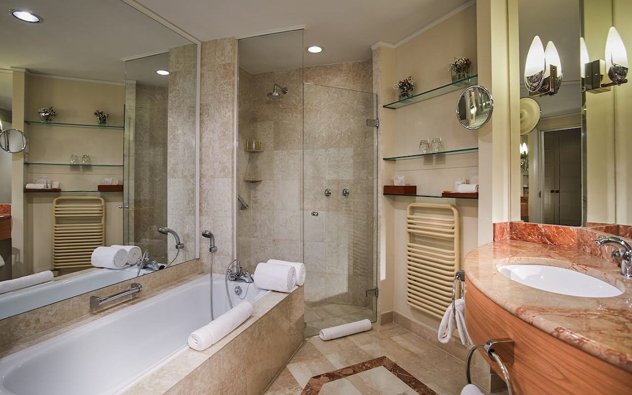 Hyatt-Regency-Belgrade-P354-Standard-King-Bathroom.16x9