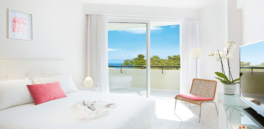01-pella-beach-premier-room-side-sea-view-accommodation-23755