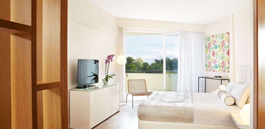 02-pella-beach-room-side-sea-view-luxury-accommodation-23756