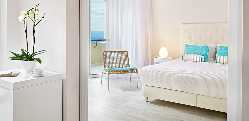 03-pella-beach-suite-side-sea-view-master-bedroom-23786