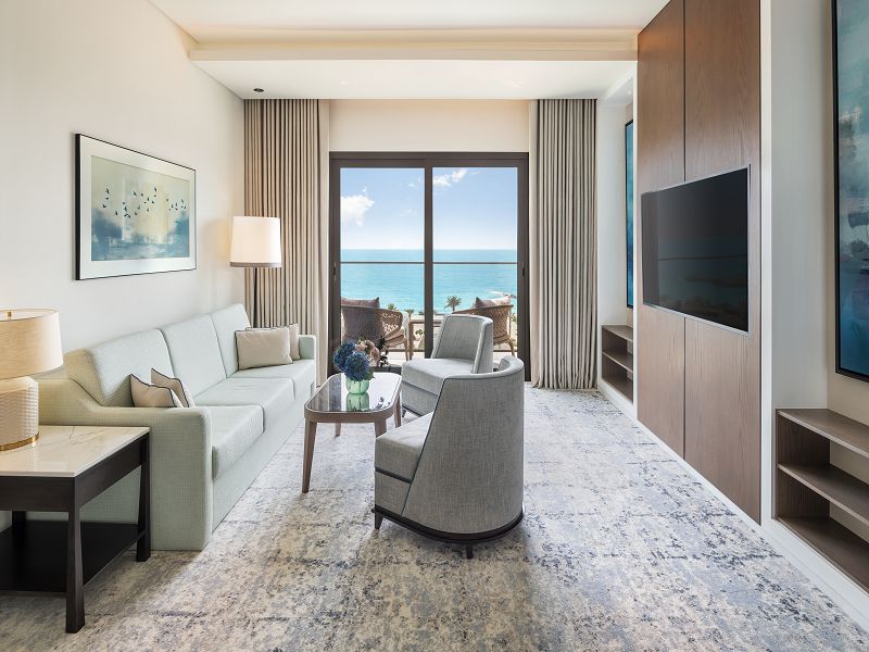 EXECSUITE-OCEANVIEW-LivingAltView