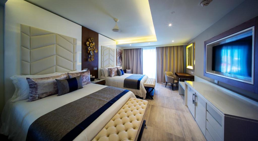 Luxury Chairman's Three Bedroom Suite Ocean Front Diamond Club (1)