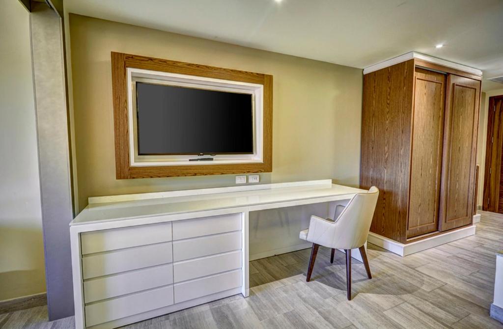 Luxury Family Suite (6)