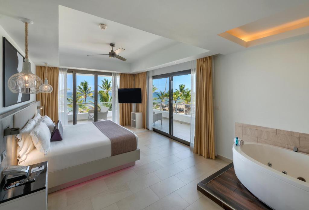 Luxury Presidential Ocean Front Terrace One Bedroom Suite Diamond Club (4)