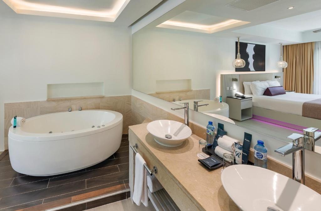 Luxury Presidential One Bedroom Suite Diamond Club (2)