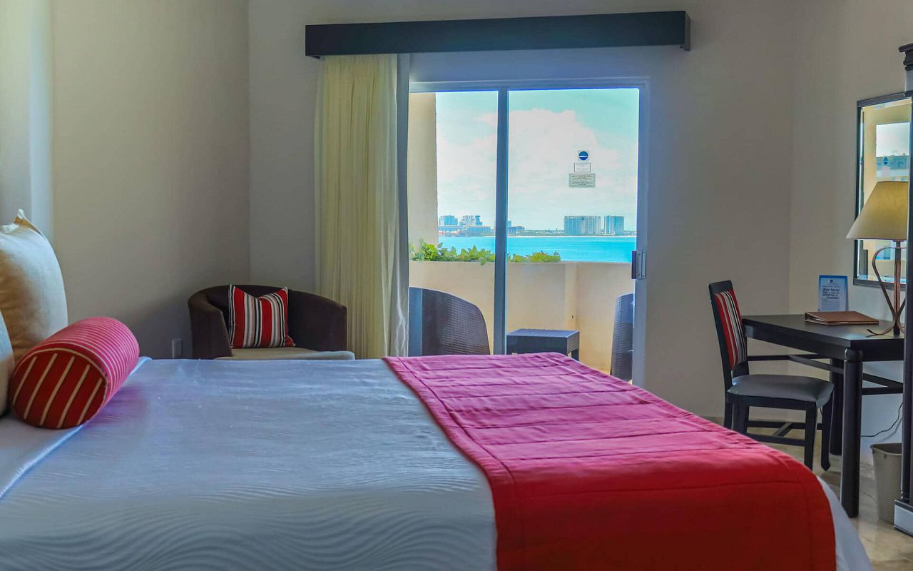 beachfront-rooms-cancun-jr-suite