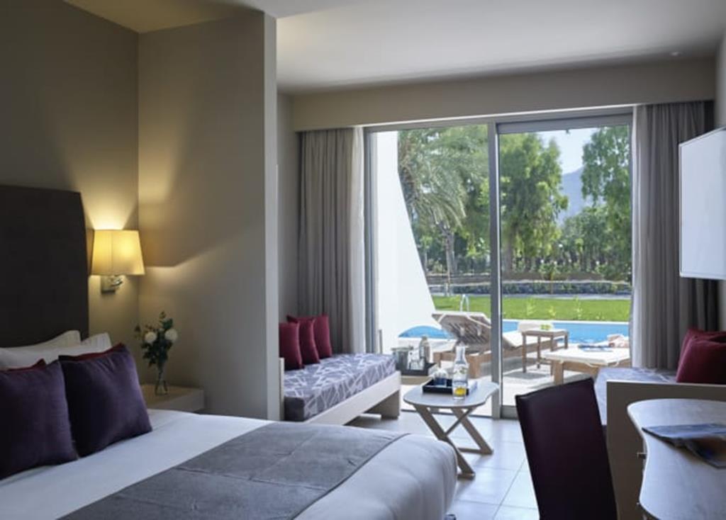 family-room-swim-up