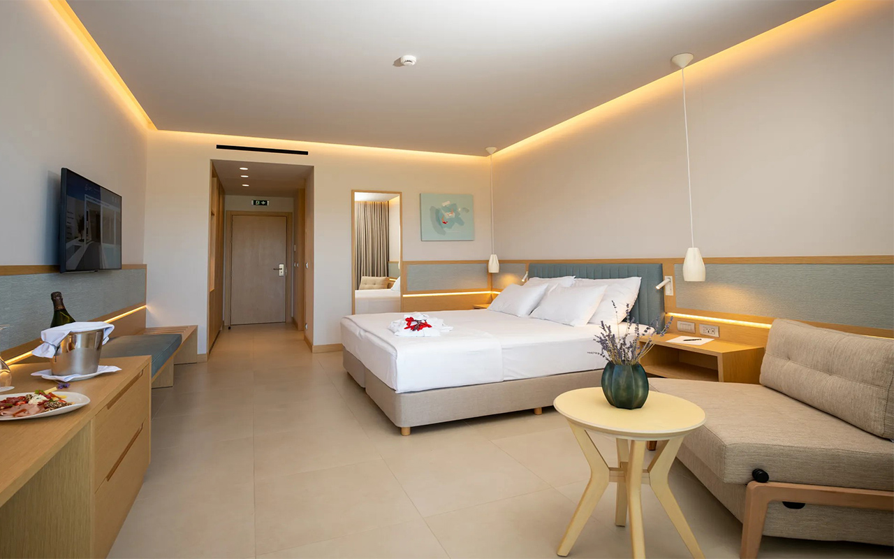 Deluxe Room Lateral Sea View (2)