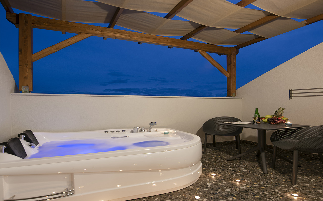 Suite With Jacuzzi (7)