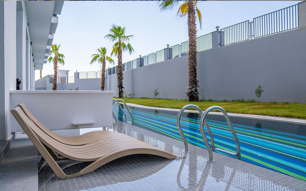 Swim Up Room2