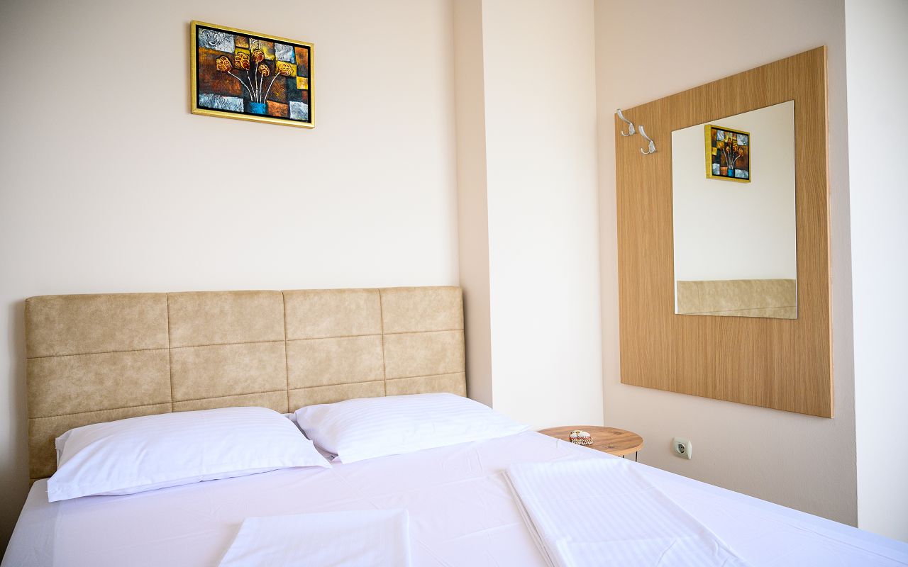 Room with double bed (2)