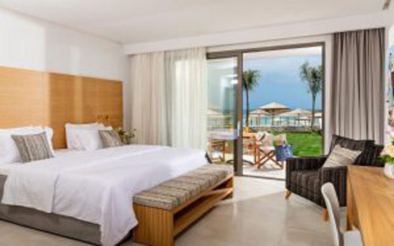 White-Deluxe-Front-Sea-View-Suites-High-Beach-White-8-1024x683-300x200