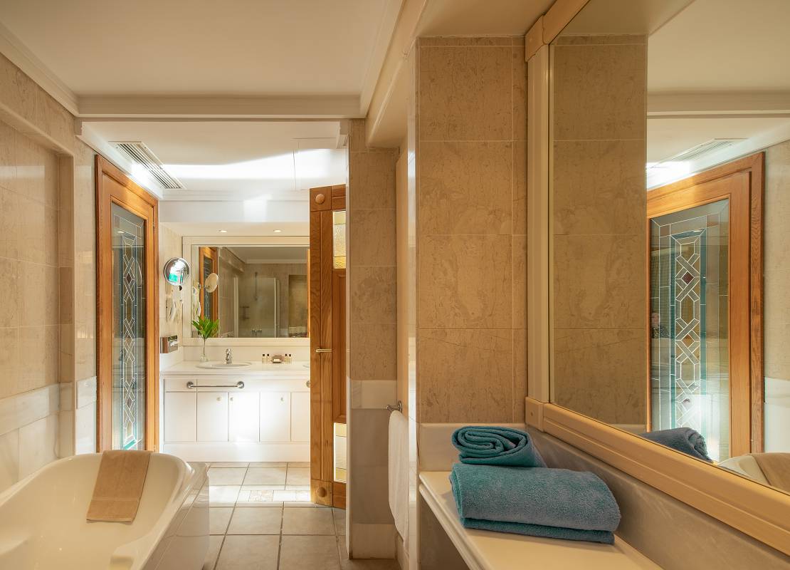mitsis_crete_royalmare_room_suite_bathroom