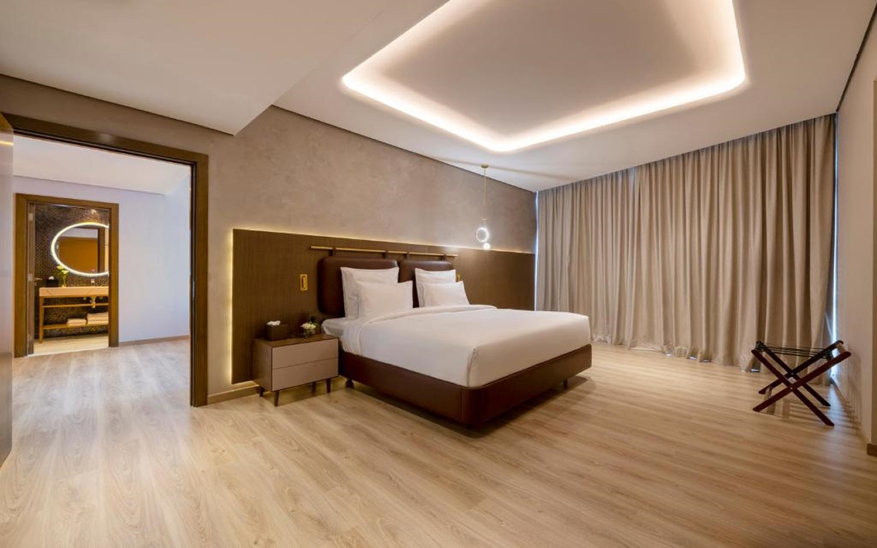 Premium King Suite with City View1
