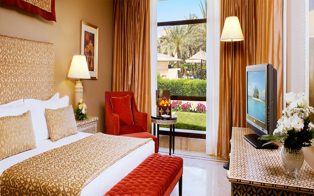 Al Qasr Suite Queen Bed (2)