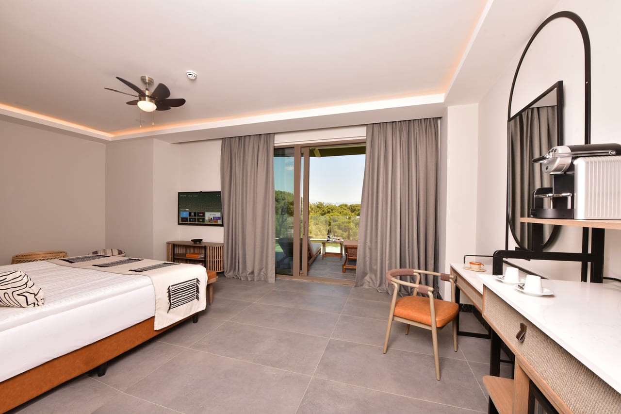 Corner-Suite-Swim-Up-Forest-View-(1)